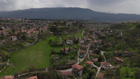 View-from-above-of-the-town-with-historical-Safranbolu-houses,-islamic-city,-Türkiye