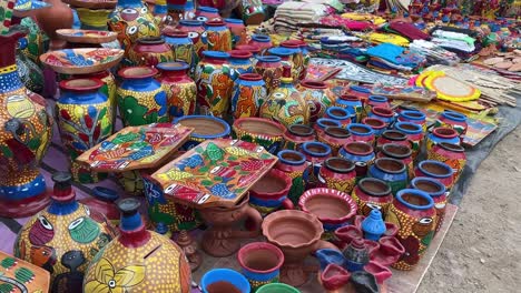 Verschiedene-Farbenfrohe,-Dekorative-Und-Schöne-Tonvasen-Werden-An-Einem-Straßenstand-In-Kalkutta,-Indien,-Verkauft