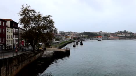 Rabelo-Boote-Vertäut-Am-Flussufer-Des-Douro-In-Der-Stadt-Porto,-Blick-Nach-Rechts