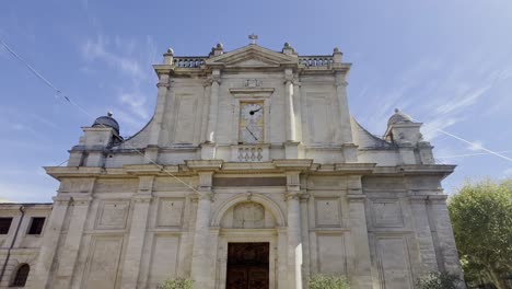 Zoom-Sobre-La-Antigua-Iglesia-De-época-Hecha-De-Piedra-Arenisca-Con-Muchas-Columnas-Y-Un-Antiguo-Reloj-En-Una-Ciudad-De-Francia.