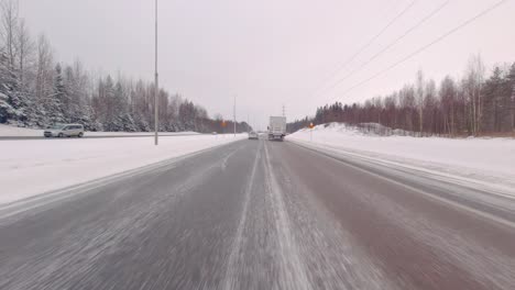 The-car-skillfully-navigates-difficult-winter-conditions-on-the-highway-at-high-speed