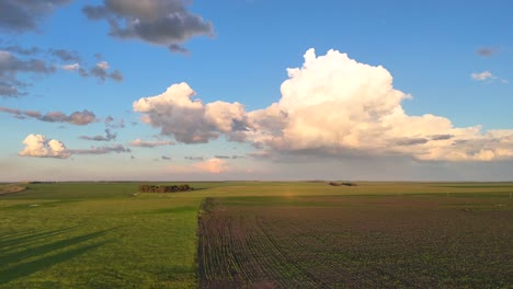 Luftaufnahme-Einer-Rotierenden-Schwenkdrohne-Von-Landwirtschaftlichen-Nutzflächen-Im-Sommer,-Mais--Und-Sojabohnenanbau-Mit-Wolkenbildung-Im-Freistaat-Südafrika