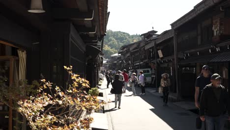 Touristen,-Die-An-Einem-Sonnigen-Nachmittag-Durch-Eine-Der-Sanmachi-Suji-Straßen-In-Takayama-Spazieren