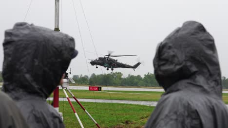 Blick-Durch-Die-Menschenmenge-Des-Landemanövers-Eines-Mil-Mi-24-Kampfhubschraubers