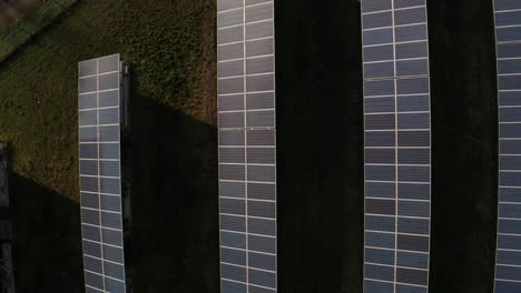 Reihen-Von-Sonnenkollektoren,-Die-ökologische-Und-Nachhaltige-Energie-Erzeugen,-Luftaufnahme