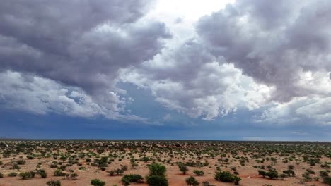 La-Creciente-Vista-De-Drones-Muestra-Nubes-Tormentosas-Sobre-El-Paisaje-Del-Sur-Del-Kalahari