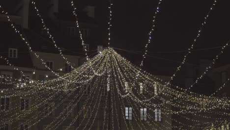 Weihnachtsbeleuchtung-Auf-Dem-Marktplatz-In-Der-Altstadt-Von-Polen