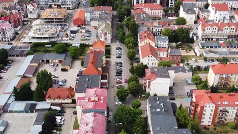 Green-alley-surrounded-with-city-buildings,-aerial-view