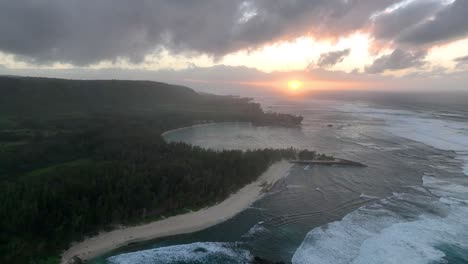 Perfekte-Meereswellen-Bei-Warmem-Sonnenuntergang-In-Hawaii