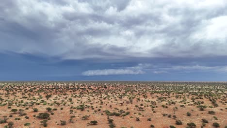 Langsam-Absteigende-Luftbilder-Zeigen-Einen-Sturm,-Der-Sich-Der-Südlichen-Kalahari-Landschaft-Nähert