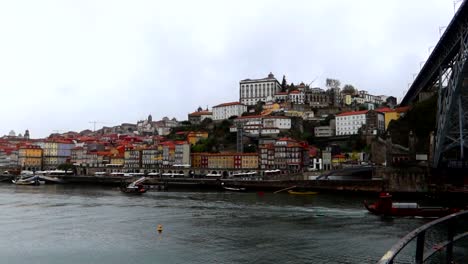 Blick-Auf-Porto-Neben-Dem-Fluss-Douro,-Gesehen-Von-Vila-Nova-De-Gaia-An-Bewölkten-Tagen