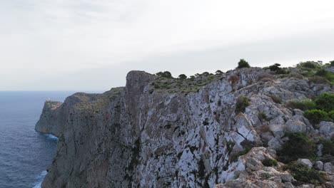 Szenische,-Filmische-Luftaufnahme-Einer-Bergregion-Auf-Mallorca-Mit-Klippen