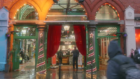 Pan-shot-of-St-George's-Arcade-during-Christmas-time-in-Dublin,-Ireland