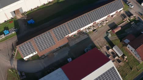 Paneles-Fotovoltaicos-Montados-En-El-Techo-De-La-Granja-Que-Utiliza-Energía-Verde-Y-Limpia-Que-Producen,-Vista-Aérea