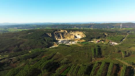 Steinbruchgelände-Mit-Windturbinen-Im-Hintergrund,-Die-Saubere-Energie-In-Der-Nähe-Von-Castriz-In-Coruña,-Spanien,-Erzeugen