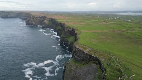 Luftaufnahme-Der-Erstaunlichen-Felsigen-Klippen-Von-Moher-Und-Meereswellen-In-Irland