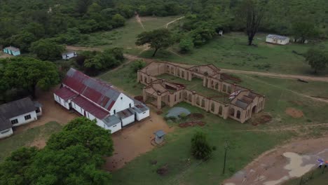 Drohnenvideo-Einer-Katholischen-Missionsschulkirche-In-Einem-Dorf-In-Midlands,-Simbabwe