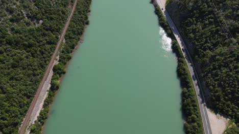 Famosa-Vista-De-Drones-Del-Río-Neretva,-Río-Con-Vegetación,-Bosnia-Mostar