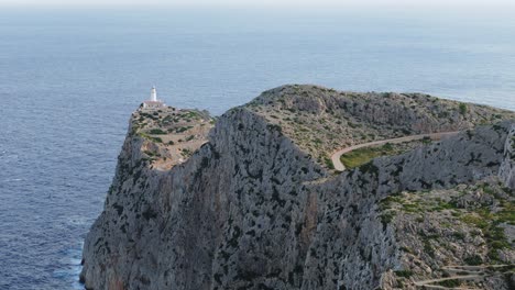 Malerische-Drohnenansicht-Des-Leuchtturms-Von-Cap-De-Formentor-Auf-Hohen-Felsklippen-Auf-Mallorca