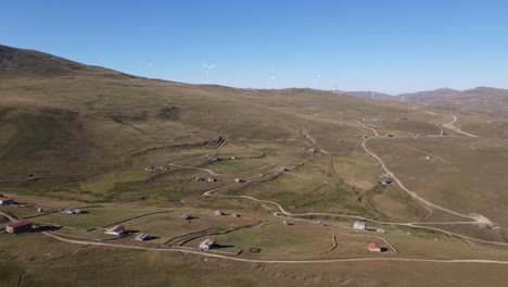 Vista-De-ángulo-Alto-Del-Paisaje-Rural,-Un-Pueblo-Construido-En-Una-Zona-Montañosa,-Mar-Negro-Türkiye,-Trabzon