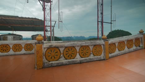 Vista-De-Los-Paisajes-Desde-La-Estatua-Dorada-De-Buda-En-El-Templo-De-La-Cueva-Del-Tigre-Wat-Tham-Sua-En-Krabi,-Tailandia
