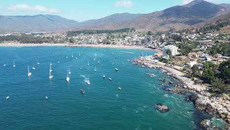 yacht-and-restaurants-on-the-shores-of-Papudo-beach,-Chilean-coast