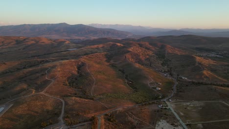 Colinas-De-Plantaciones-Y-Montañas-Secas-En-Verano