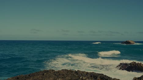 Weiße-Wellen-Des-Pazifischen-Ozeans-Rollen-Gegen-Die-Felsige-Küste-Von-Honolulu,-Hawaii
