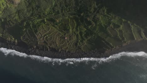 Vista-De-Arriba-Hacia-Abajo-De-La-Costa-Con-Mar-Agitado-En-La-Isla-De-Azores,-Portugal