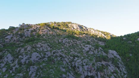 Hohe-Felsige-Grüne-Berge,-Drohnenaufnahmen-Aus-Der-Luft,-Mallorca,-Mallorca