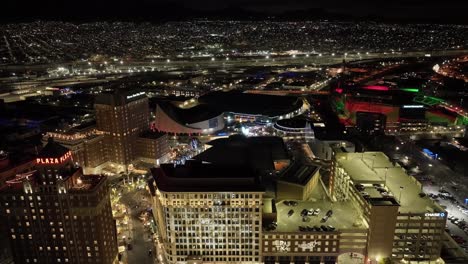 Skyline-Von-El-Paso,-Texas-Bei-Nacht-Mit-Stabiler-Weitwinkelaufnahme-Des-Drohnenvideos