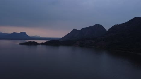 Luftaufnahme-Des-Palar-Dam-Reservoirs-Bei-Sonnenuntergang,-Tamil-Nadu,-Indien