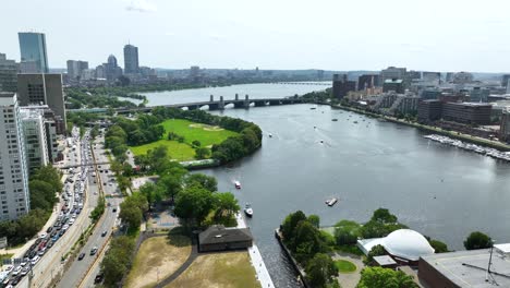 Luftaufnahme-Des-Charles-River,-Der-Durch-Boston-Fließt,-Mit-Dem-Lederman-Park-Am-Ufer-Des-Flusses