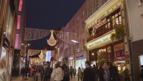 Shopping-street-with-Christmas-decorations-in-Dublin,-Ireland