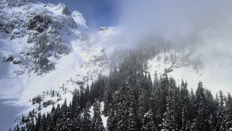 Aufsteigende-Luftaufnahme-Von-Tief-Liegendem-Nebel-über-Dem-Wunderschönen-Snoqualmie-Pass