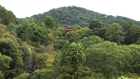 Kiyomizudera,-Oficialmente-Conocida-Como-Pagoda-Kiyomizu-dera,-Es-Un-Templo-Budista-Histórico-E-Icónico-En-Kioto,-Japón