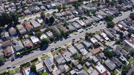Drone-Shot-od-Mid-City-Street-Traffic-and-Homes,-Central-Los-Angeles-Residential-Neighborhood,-California-USA