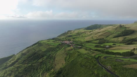 Vista-Aérea-Del-Pueblo-De-Mosteiro-En-Flores-Azores-Durante-La-Puesta-De-Sol