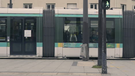 Straßenbahn,-Die-In-Zeitlupe-Vorbeifährt-Und-Passagiere-Befördert,-Porte-De-Vincennes,-Frankreich