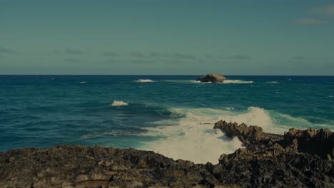 Mächtige-Wellen-Schlagen-Gegen-Die-Felsige-Küste-Im-Osten-Von-Honolulu,-Hawaii