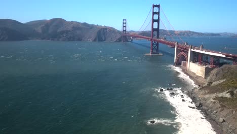 Eine-Filmische-Drohnenaufnahme-Der-San-Francisco-Bridge-Aus-Der-Luft-Mit-Einer-Nicht-Identifizierbaren-Perspektive-Von-Fahrzeugen,-Die-über-Die-Brücke-Hin--Und-Herfahren
