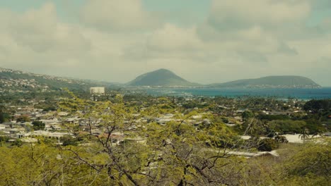 Schwenk-Von-Der-Hawaiianischen-Küste-In-Der-Nähe-Von-Diamond-Head-Zur-Nahe-Gelegenen-Stadt-Von-Einem-Aussichtspunkt-Auf-Dem-Berggipfel