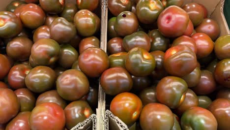 Tomates-Tradicionales-En-Cajas-Que-Muestran-Diversos-Colores-Y-Formas