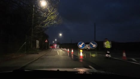 Nachtfahrten-Durch-Sturmflut,-Arbeiter-Sperren-Straßen-Für-Entwässerungsfahrzeuge