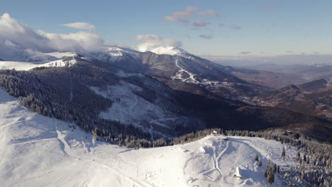 Atemberaubendes-Luftpanorama-Des-Schneebedeckten-Berggeländes