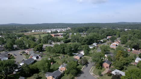 Drone-Flying-Over-Leesburg-Neighborhood,-Single-Family-Homes-Tilting-Up