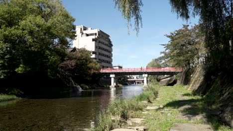 Vista-Pintoresca-Al-Lado-Del-Río-Miyagawa-Con-El-Puente-Nakabashi-Al-Fondo