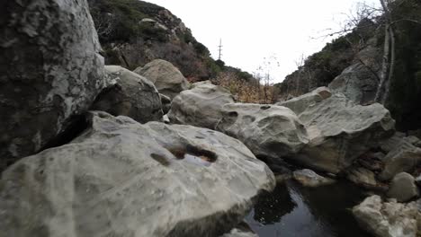 Topanga-Canyon-In-Kalifornien-Mit-FPV-Drohnenvideo,-Das-Sich-über-Dem-Fluss-Vorwärts-Bewegt