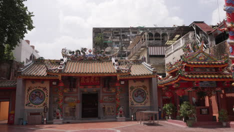 Traditional-Chinese-Temple-in-Chinatown-in-Bangkok,-Thailand