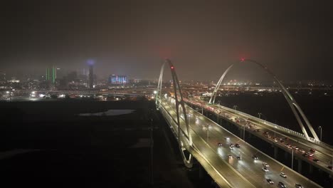 Skyline-Von-Dallas,-Texas-Bei-Nacht-Mit-Nebligem-Wetter-Und-Stabilem-Drohnenvideo